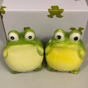 Ceramic Salt & Pepper Frogs 🐸
